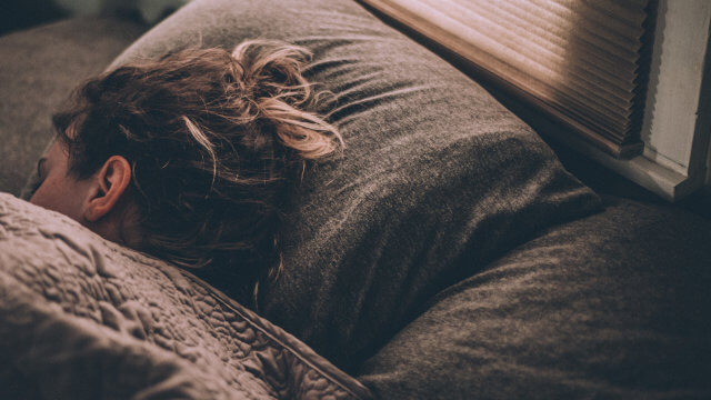 Beneficios de la marihuana antes de dormir: ¿Es bueno fumar cannabis?