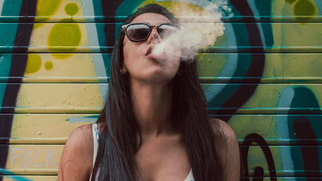 Diferencia entre fumar y vaporizar marihuana ¡Decide lo mejor para ti!